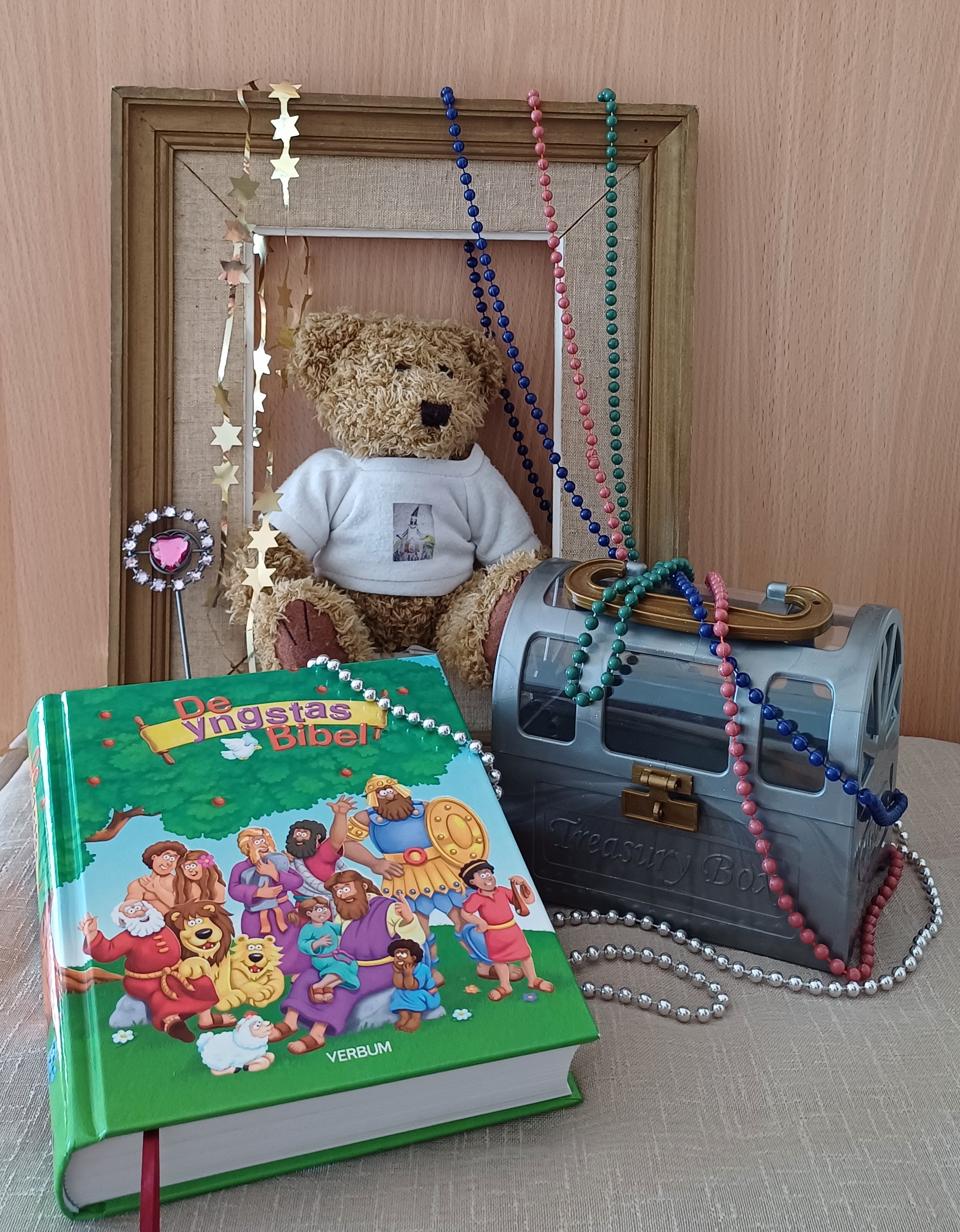 De yngstas bibel, en nalle och en skattkista.