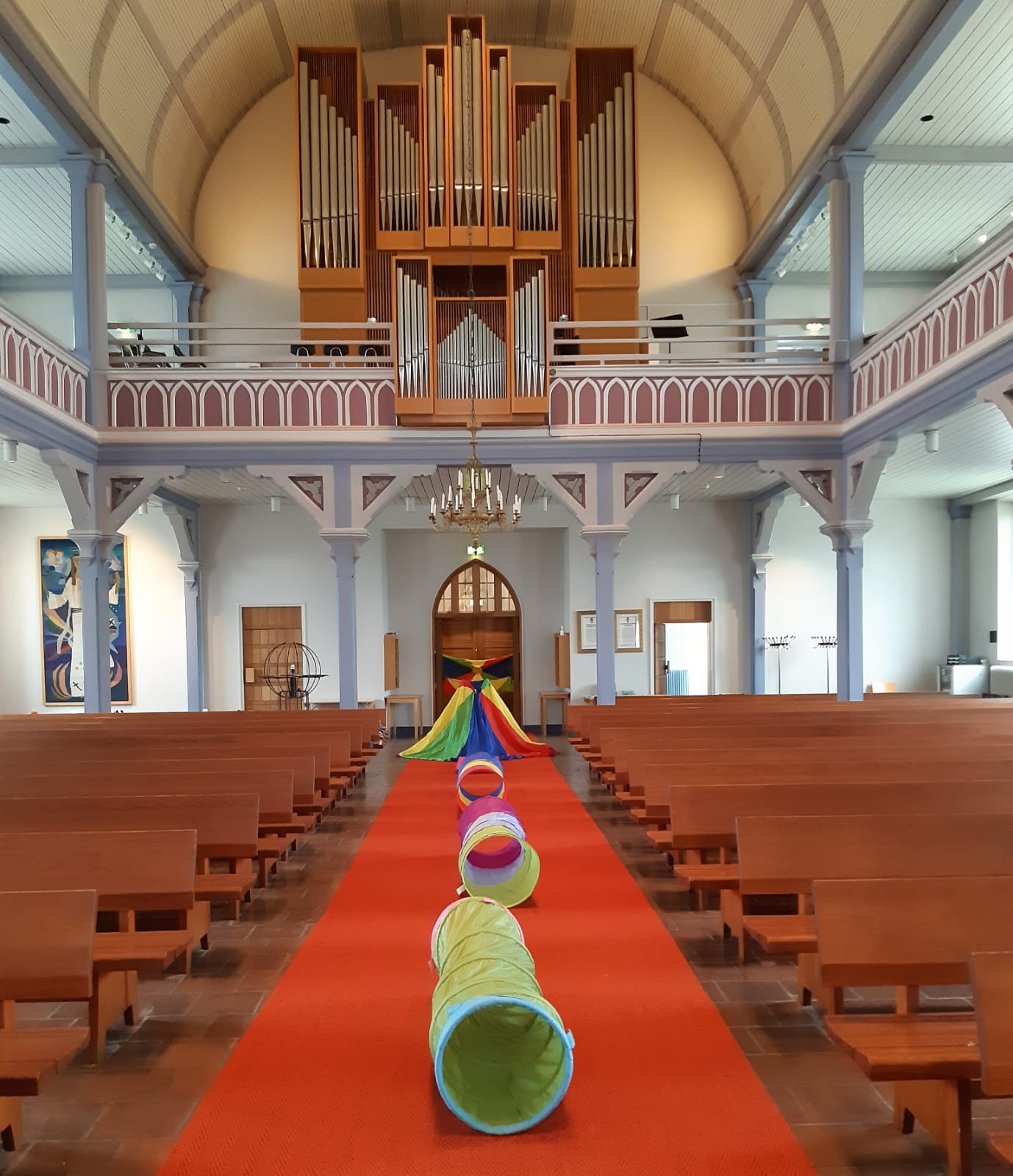Interiör från kyrkan med rutchbana och tygtunnlar för 5-åringarnas Lek & Skoj i kyrkan.